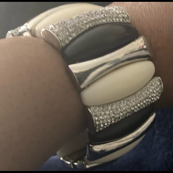 Pre-owned, gently used stretch black, white and silver sparkle bracelet. - Picture 4 of 10